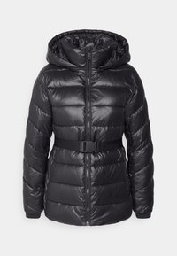 Svart puffjacka med huva, med en bälte i midjan, dragkedjestängning och kviltad design. Tillverkad av glänsande, slätt material med elastiska cuffs.