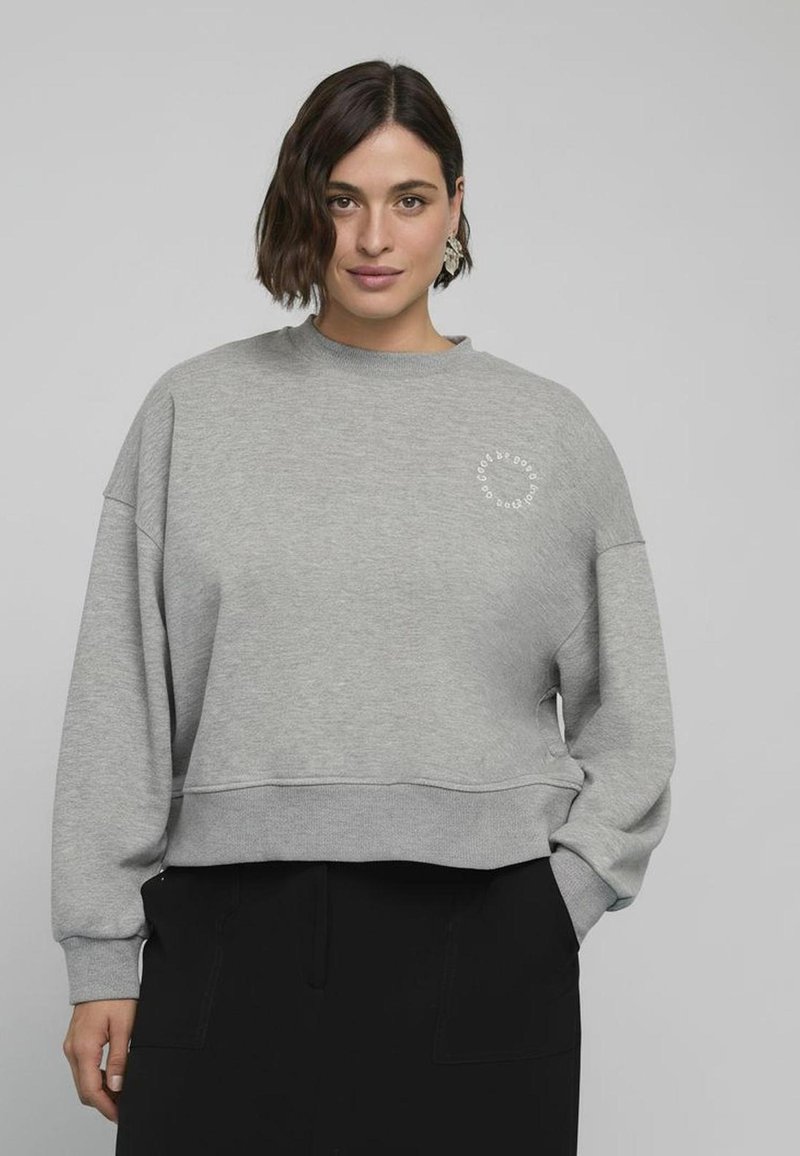 Felpa grigia cropped con collo rotondo, dotata di cuciture sulle spalle abbassate e un piccolo design stampato sul petto. Tessuto liscio.