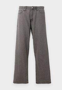 Jeans de mezclilla rectos en gris con botón frontal, cierre de cremallera y diseño de cinco bolsillos sobre un fondo blanco.
