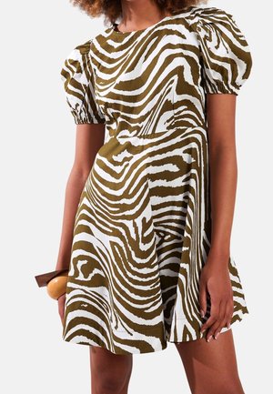 Sukienka z krótkim rękawem z wyrazistym zielono-białym falistym wzorem zebry, z dopasowanym górnym partem i rozkloszowanym dołem. Gładka tkanina z bufkami na rękawach.