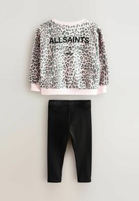 Leopardmönstrad sweatshirt i rosa och grått med texten "ALLSAINTS" ihop med svarta leggings med en märkeskant.