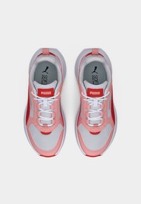 Κόκκινα και ροζ αθλητικά παπούτσια με επάνω μέρος από δίχτυ, λευκά κορδόνια, επενδυμένο κολάρο και λογότυπα, με επενδεδυμένη σόλα για υποστήριξη.