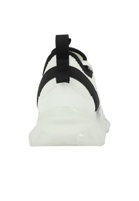 Baskets blanches avec un dessus texturé et des accents noirs, dotées d'une languette, d'une semelle rembourrée et d'un bout arrondi. La vue arrière montre les détails de conception.