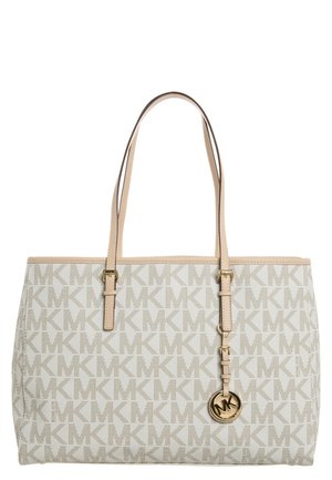 Sac tote beige Michael Kors avec motif répétitif du logo "MK", anses beiges et pendentif rond doré "MK" suspendu à une anse.