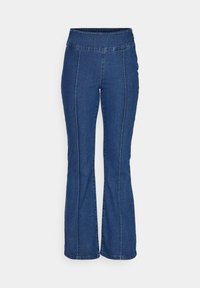 Denim hlače s širokimi nogami, temno modre barve z vidnimi šivi, oblikovanim pasom in prilegnjenim silhueto skozi boke, ki se širi pri kolenih.