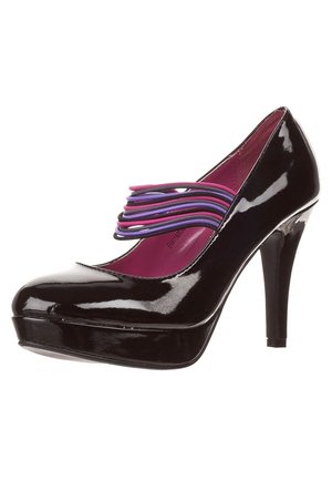 Chaussure à talon haut en cuir verni noir avec semelle à plateforme et sangles élastiques violettes et roses sur le devant, doublure intérieure magenta.