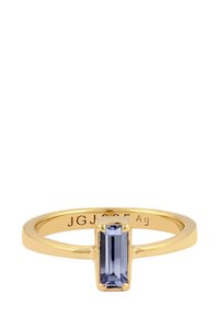 Goldring mit einem rechteckigen blauen Edelstein, der vertikal in einer Vierkrallenfassung auf einem dünnen, polierten Band sitzt.