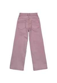 Kaksi leveälahkeiset housut pehmeässä mauve-värissä, valmistettu denimestä, jolla on sileä tekstuuri. Ominaisuuksiin kuuluu kaksi takataskua, joissa on ommeltuja yksityiskohtia.