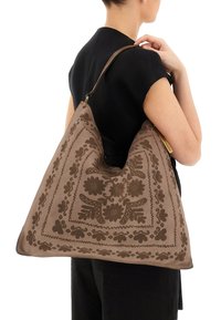 Borsa a spalla in tessuto marrone con intricati motivi floreali e paisley, forma triangolare morbida e una sola tracolla.