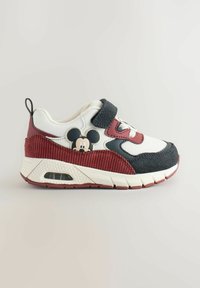 Dziecięce sneakersy z białej skóry, granatowymi zamszowymi akcentami, czerwonym materiałem i detalem w postaci Myszy Mickey. Posiadają rzep i poduszkę powietrzną.