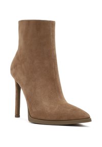 Bottine en suède marron avec un bout pointu et un talon aiguille haut, dotée d'une tige sans couture et d'une semelle en caoutchouc solide pour une meilleure adhérence.