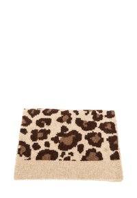 Accessoire en motif léopard beige avec des taches marron foncé, présentant une texture côtelée en bas et un détail de logo subtil.