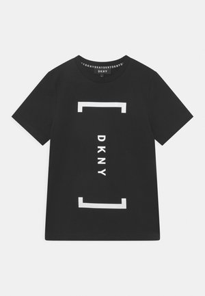 Sort T-shirt med korte ærmer og hvid vertikal DKNY-tekst centreret mellem to hvide parentesformer.