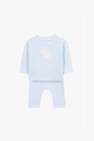 Világoskék, puha kötött anyagból készült baba két részes szett, amely texturált felsőrészt tartalmaz fehér nyuszis motívummal és gombos díszítéssel a vállon.