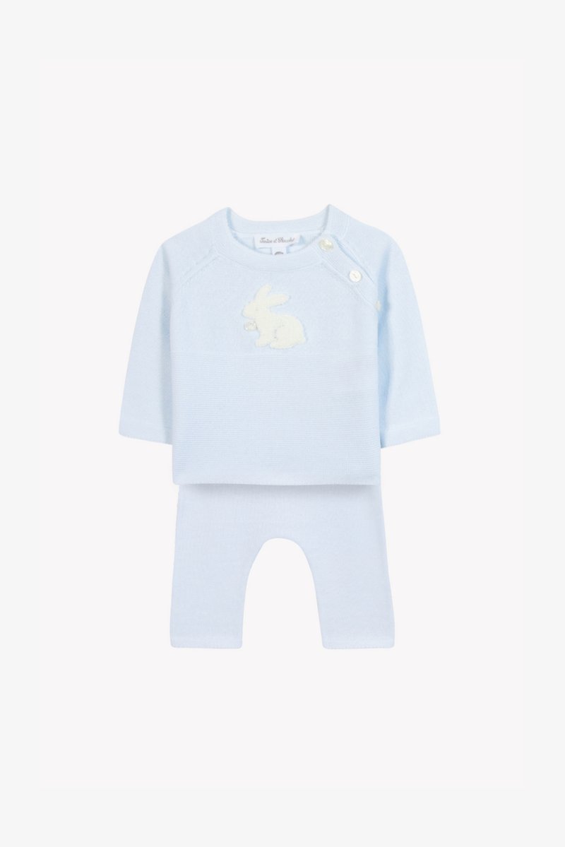 Világoskék, puha kötött anyagból készült baba két részes szett, amely texturált felsőrészt tartalmaz fehér nyuszis motívummal és gombos díszítéssel a vállon.