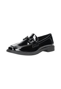 Mocassino in pelle verniciata nera con punta arrotondata, cinturino decorativo in metallo, suola in gomma bassa e sottili dettagli di cucitura laterale.