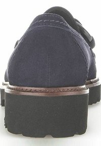 Scarpa in suede blu con punta arrotondata e suola in gomma nera spessa. Presenta cuciture visibili e una finitura liscia. Nessun abbellimento.