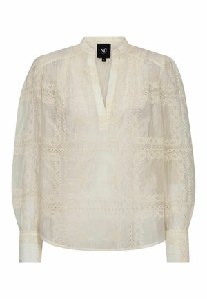 Blusa blanca de manga larga con escote en V, delicado bordado floral, ligeros hombros abullonados y puños abotonados.