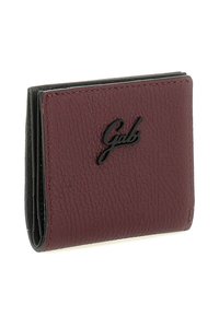 Portafoglio pieghevole in pelle rossa scura con texture, con il logo nero "Gabs" impresso sulla parte anteriore, mostrato su uno sfondo bianco.
