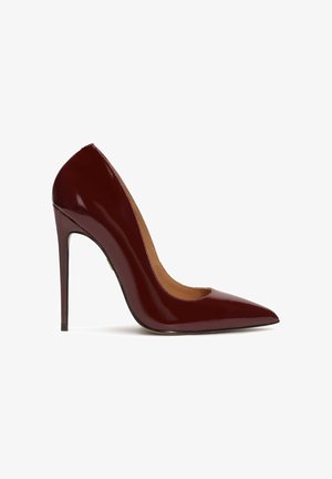 Stivaletto in vernice bordeaux con punta affusolata e silhouette curva, caratterizzato da una finitura lucida e un design con tacco sottile.