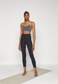 Yogasearcher DHARMA SEAMLESS BRA - Sujetadores deportivos con sujeción ligera - lavastone