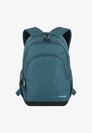 Teal stoffen rugzak met gevoerde schouderbanden, meerdere ritsvakken, zwarte onderaccenten en een subtiele logo-detail aan de zijkant.