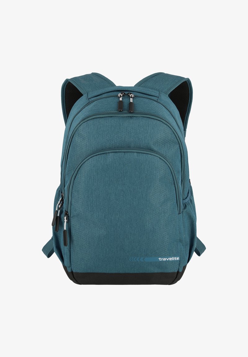 Zaino in tessuto teal con spallacci imbottiti, numerosi compartimenti con zip, dettagli neri sul fondo e un logo discreto sul lato.