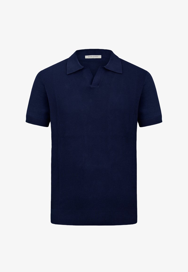 Polo en maille bleu marine à manches courtes avec devant texturé, poignets côtelés, col ouvert et étiquette "Dan John" au niveau du cou.