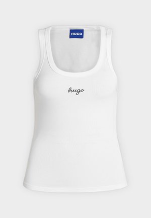 Débardeur blanc sans manches avec encolure ronde, "hugo" brodé en noir au centre de la poitrine, et étiquette bleue HUGO à l’intérieur du col.