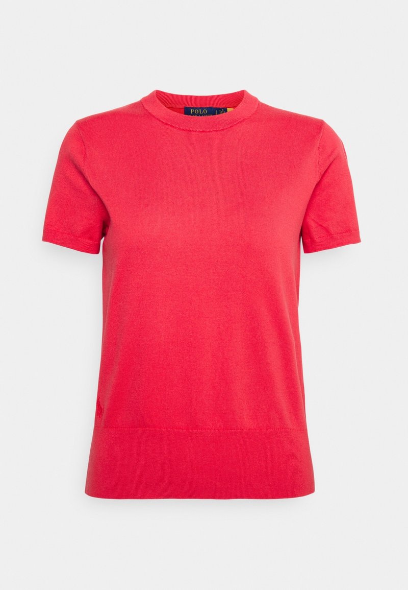 Camiseta roja de manga corta hecha de tejido suave con un cuello redondo. Presenta una textura sutil y un dobladillo recto en la parte inferior.