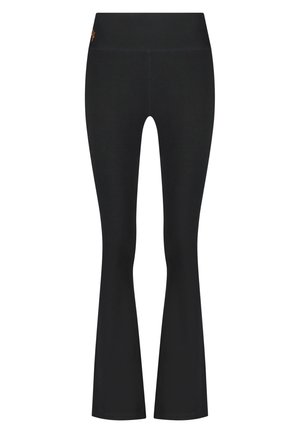 Mustat flared leggings, jotka on valmistettu joustavasta kankaasta. Ne sisältävät sileän vyötärönauhan ja minimaalista ompelua puhtaan muotoilun saavuttamiseksi. Ei näkyviä kuvioita tai kiinnikkeitä.