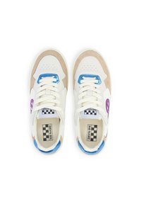 Baskets blanches et beiges avec des accents bleus et violets, présentant un dessus en cuir lisse, des superpositions en daim, une pointe perforée et un design lacé.