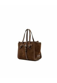 Petit sac à main en daim marron avec deux poignées supérieures, une sangle à boucle et un patch logo sur le coin inférieur droit.