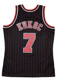 Schwarzes Basketball-Trikot mit roten Nadelstreifen, auf dessen Rücken der Name "KUKOC" und die Nummer "7" in Weiß und Pink gedruckt sind.