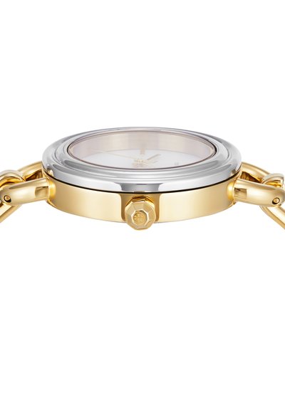 Gros plan de profil d'une montre-bracelet ronde en or et argent avec des maillons de chaîne dorés et une couronne en or sur fond blanc.
