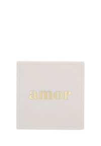 Kvadratisk, matt ljusrosa låda med ordet "amor" i utstansat guldtryck på framsidan, med en enkel geometrisk kant.