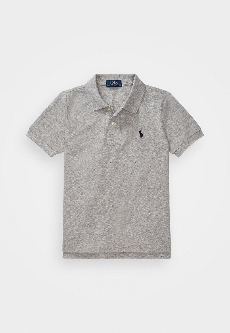 Polo gris en mélange de coton, avec un col, des manches courtes, une patte de boutonnage à deux boutons et un logo brodé bleu marine sur la poitrine gauche.