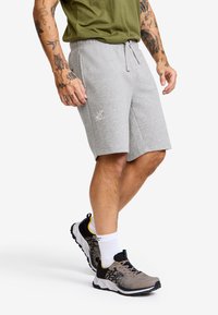 Grå bomullsshorts med resårmidja och snörning, med sidofickor och en liten logotyp broderad på vänster ben.