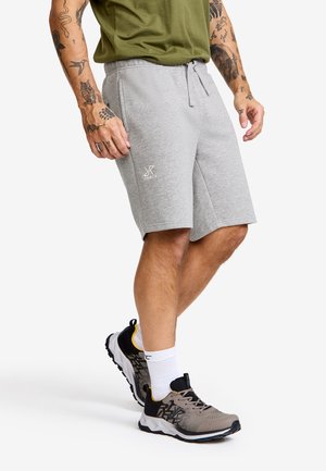 Graue Baumwollshorts mit elastischem Bund und Kordelzug, ausgestattet mit seitlichen Taschen und einem kleinen Logo, das auf dem linken Bein gestickt ist.