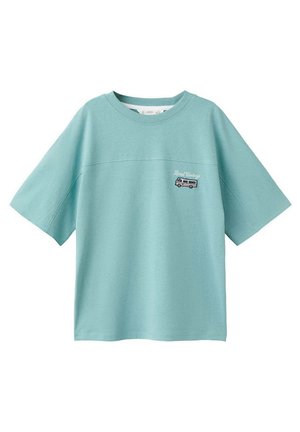 Lyseblå t-shirt med korte ærmer og rund halsudskæring med lille "Road Cowboy" tekst og busgrafik på venstre bryst.