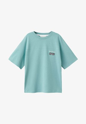 Lyseblå t-shirt med korte ærmer og rund halsudskæring med lille "Road Cowboy" tekst og busgrafik på venstre bryst.