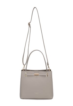 Borsa a mano in pelle grigio chiaro con manici corti, tracolla lunga regolabile e fibbia rettangolare dorata sul pannello frontale.