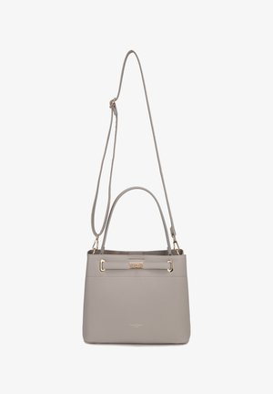 Sac à main en cuir gris clair avec poignées courtes, longue bandoulière ajustable et fermoir rectangulaire doré sur la face avant.