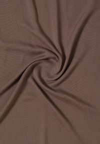 Tissu marron à texture lisse, légèrement torsadé pour montrer le drapé et la brillance, avec un motif de tissage subtil sur toute la surface.