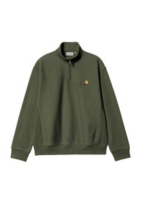Sudadera de forro polar verde oliva con cuello alto y cremallera de cuarto. Presenta un pequeño logo bordado en amarillo y rojo en el pecho.