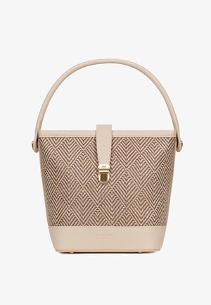 Sac à main tissé beige et marron avec un motif géométrique, une anse courbée et un fermoir doré sur le rabat avant.