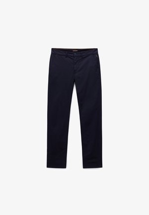 Marineblauwe katoenen chino's met een slim-fit, voorzien van zijzakken, een knoopsluiting aan de voorkant, en subtiele stikseldetails langs de tailleband.
