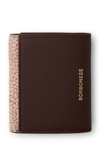 Portafoglio bifold marrone con pannello laterale beige testurizzato e logo BORBONESE dorato sul lato destro anteriore.
