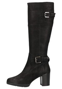 Stivale al ginocchio in suede nero con tacco largo, accentato da una fibbia laterale, texture liscia e design con punta arrotondata.