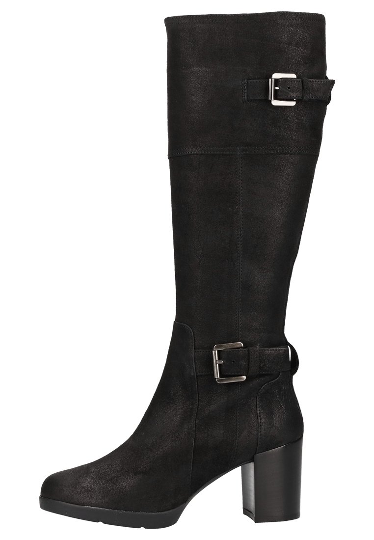 Stivale al ginocchio in suede nero con tacco largo, accentato da una fibbia laterale, texture liscia e design con punta arrotondata.
